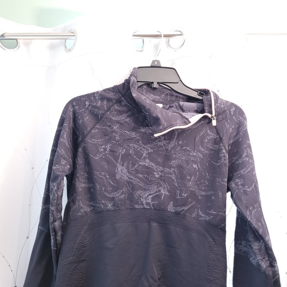 Athletic top with asymmetrical neck zipper - Picture 3 of 3